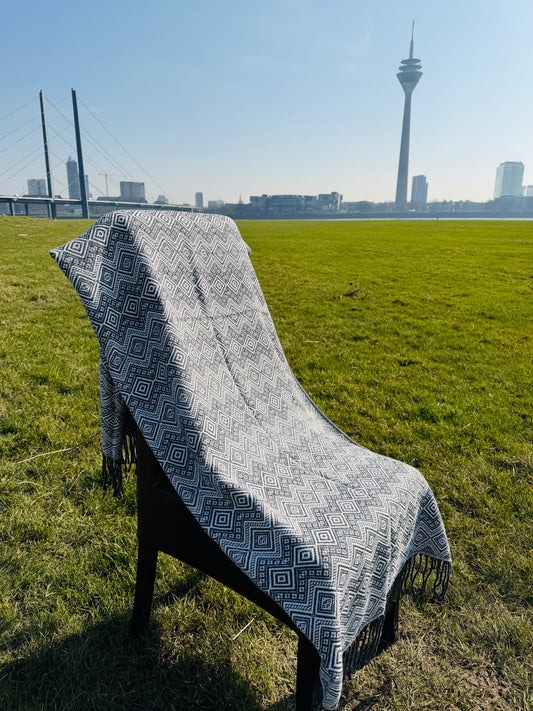 Alpaka Decke aus 100% Baby Alpaka Wolle Anthrazit Weiß