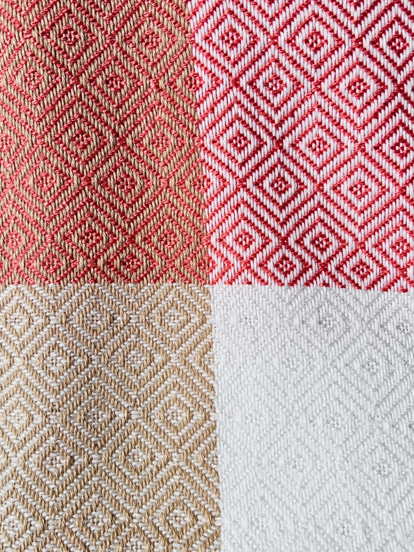 Alpaka Decke aus 100% Baby Alpaka Wolle Coral beige weiß