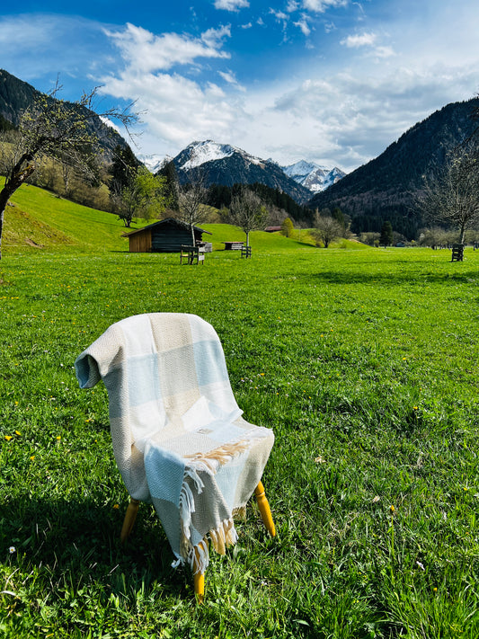 Alpaka Decke aus 100% Baby Alpaka Wolle Hellblau, beige und weiß