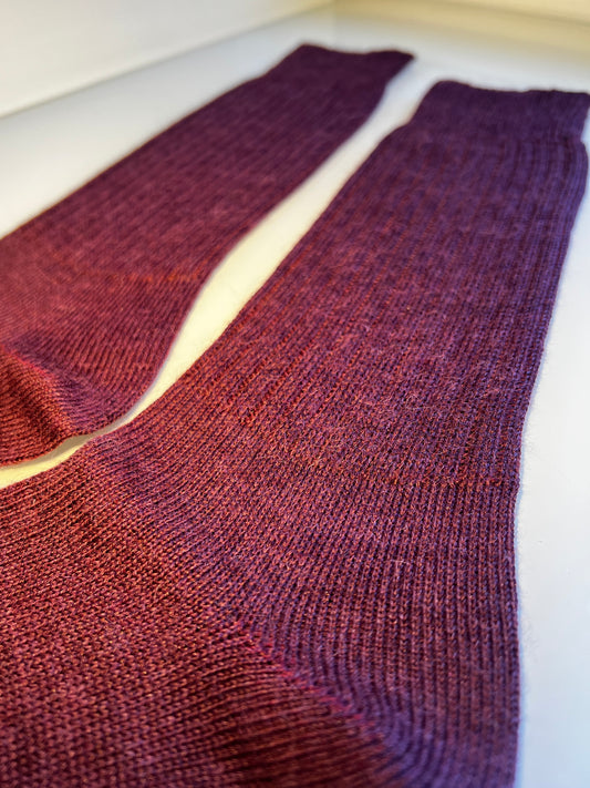 Alpaka Socken aus Baby Alpaka Wolle Bordeaux Rot