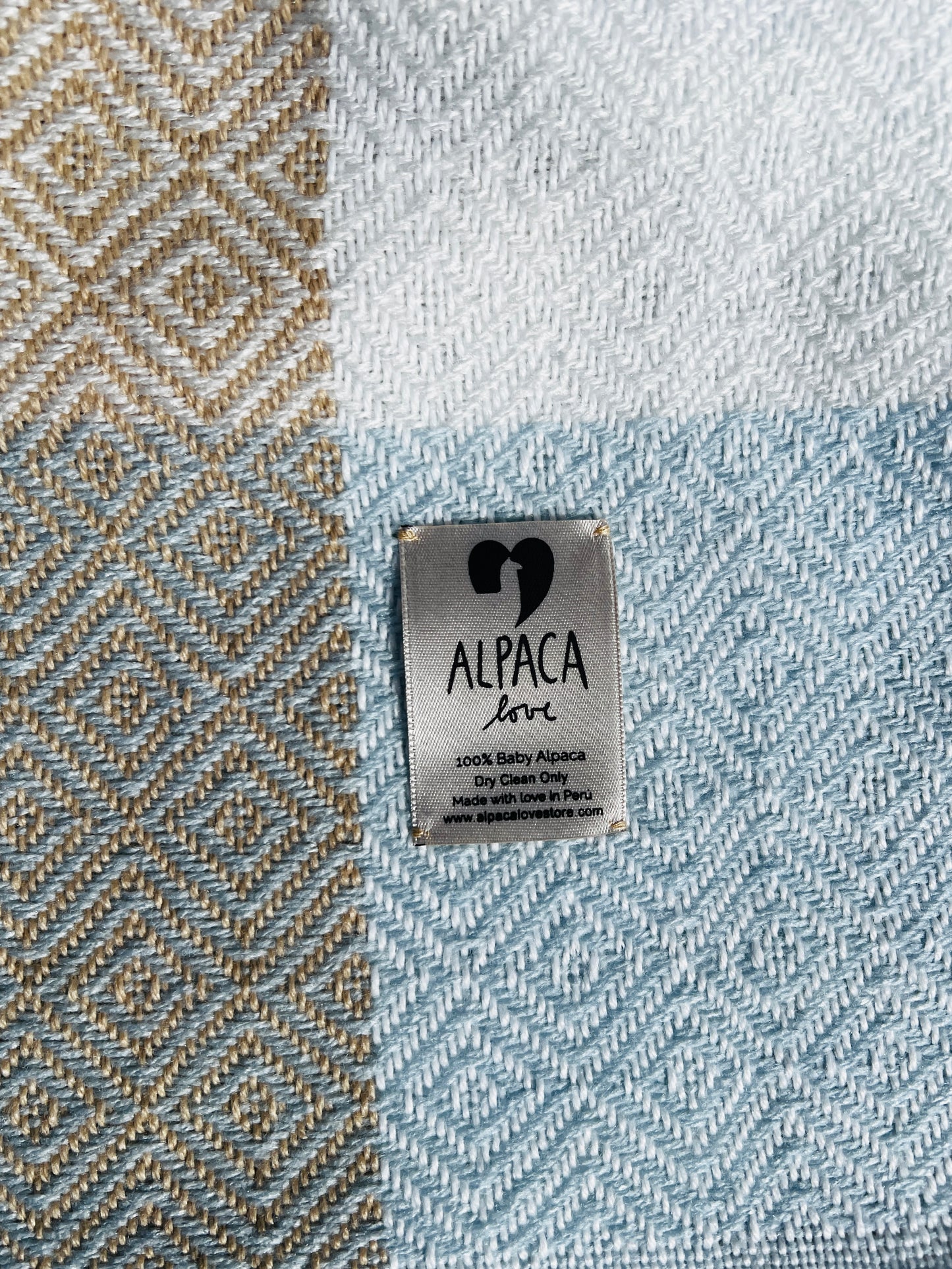 Alpaka Decke aus 100% Baby Alpaka Wolle Hellblau, beige und weiß