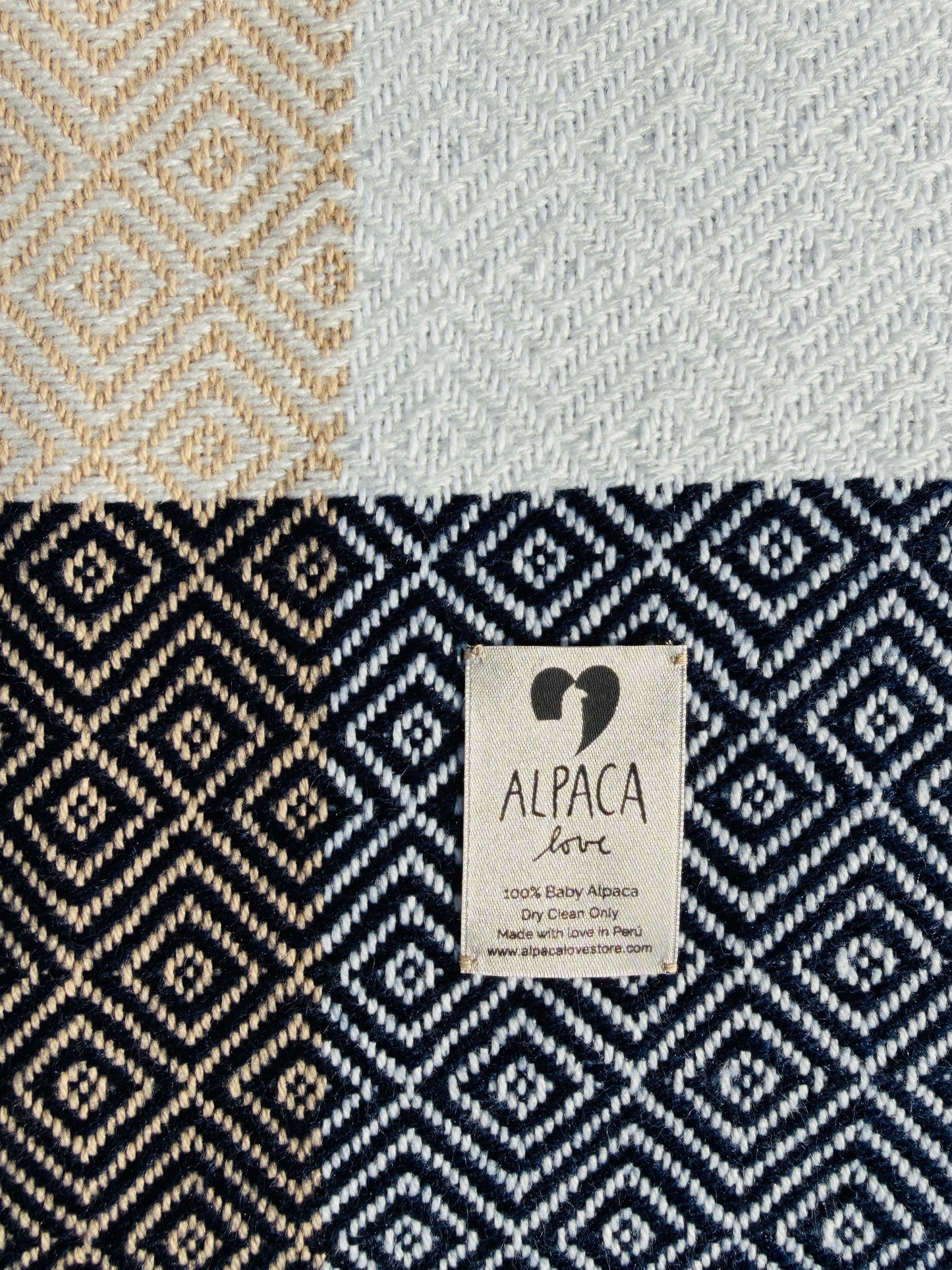 Alpaka Decke aus 100% Baby Alpaka Wolle Dunkelblau Weiß Beige